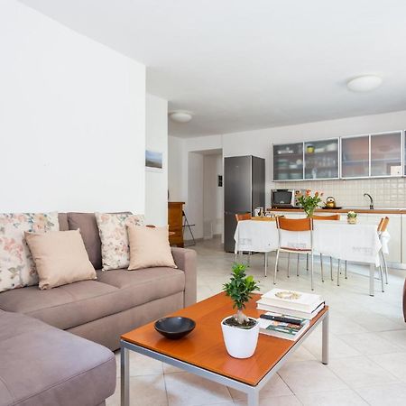 Spacious 3-Bedroom Apartment With Courtyard In Tempio Pausania - Perfect For Families エクステリア 写真