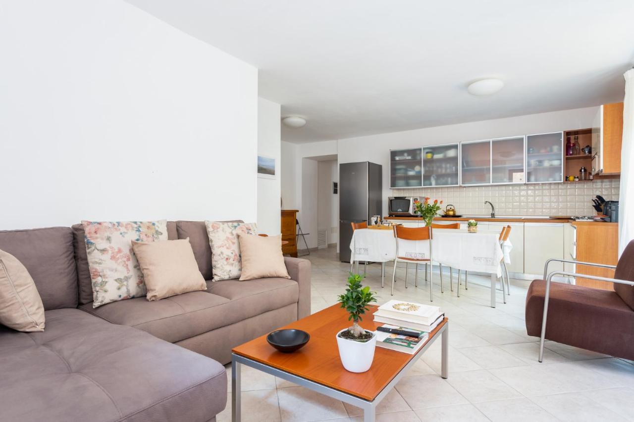 Spacious 3-Bedroom Apartment With Courtyard In Tempio Pausania - Perfect For Families エクステリア 写真