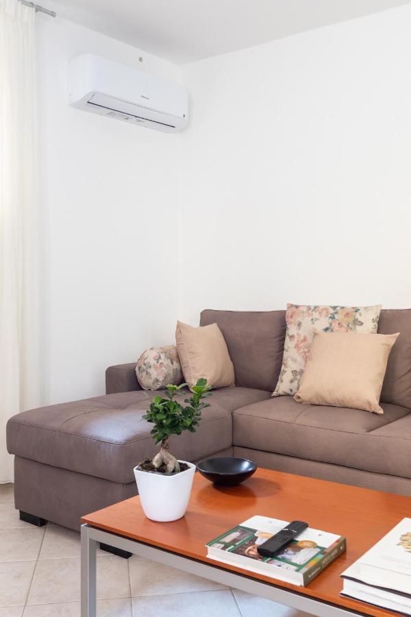 Spacious 3-Bedroom Apartment With Courtyard In Tempio Pausania - Perfect For Families エクステリア 写真