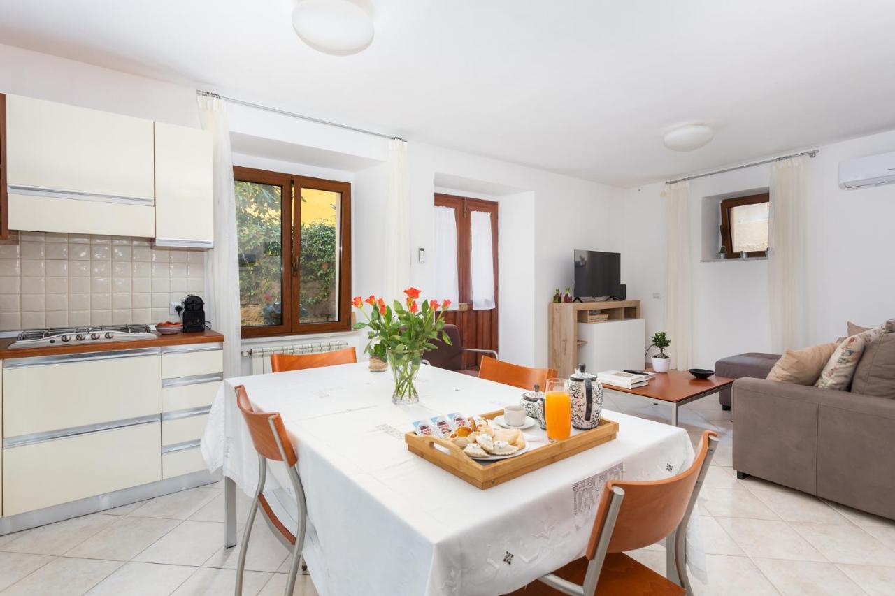 Spacious 3-Bedroom Apartment With Courtyard In Tempio Pausania - Perfect For Families エクステリア 写真