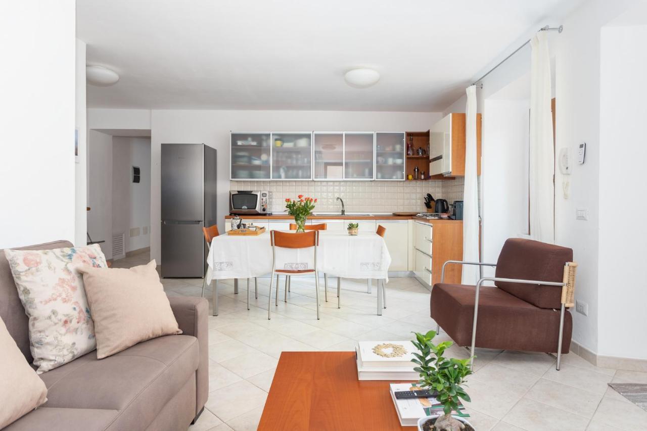 Spacious 3-Bedroom Apartment With Courtyard In Tempio Pausania - Perfect For Families エクステリア 写真