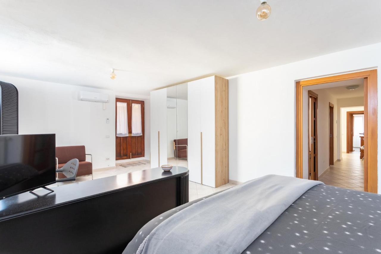 Spacious 3-Bedroom Apartment With Courtyard In Tempio Pausania - Perfect For Families エクステリア 写真