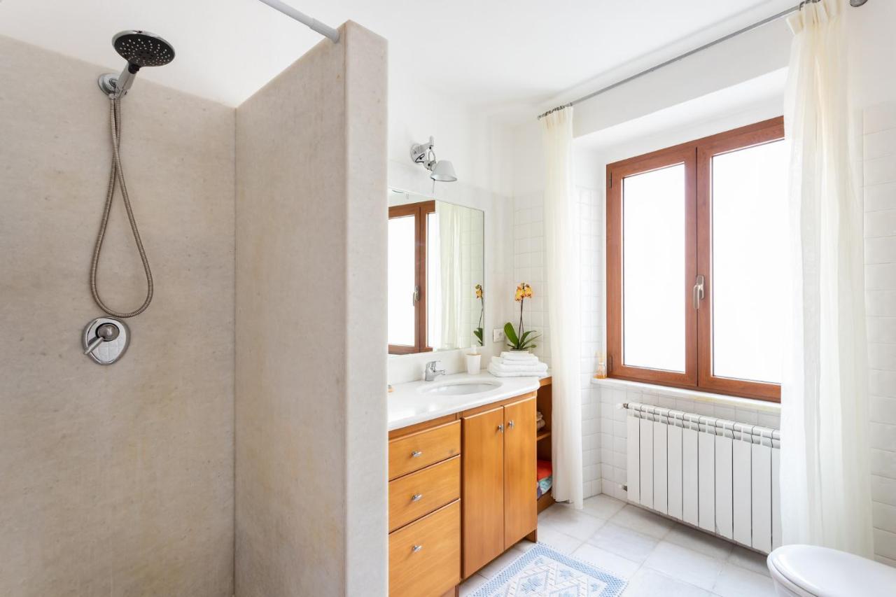 Spacious 3-Bedroom Apartment With Courtyard In Tempio Pausania - Perfect For Families エクステリア 写真