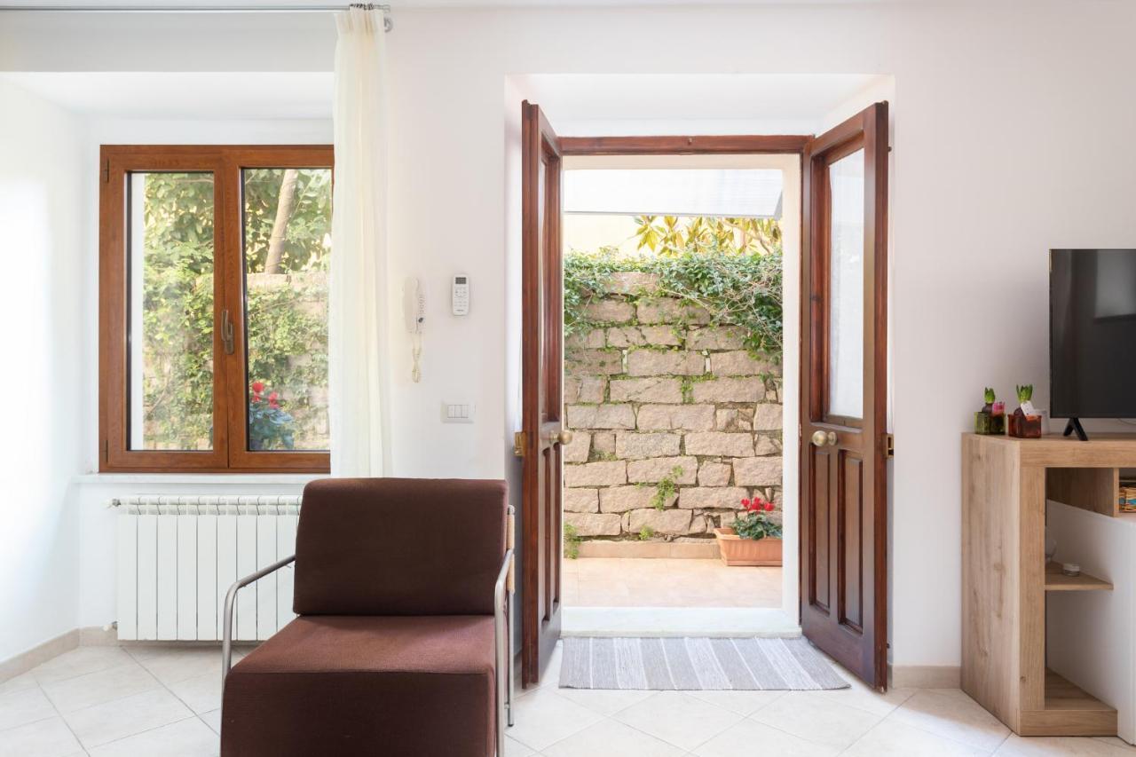Spacious 3-Bedroom Apartment With Courtyard In Tempio Pausania - Perfect For Families エクステリア 写真