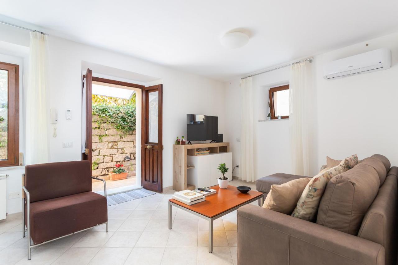 Spacious 3-Bedroom Apartment With Courtyard In Tempio Pausania - Perfect For Families エクステリア 写真
