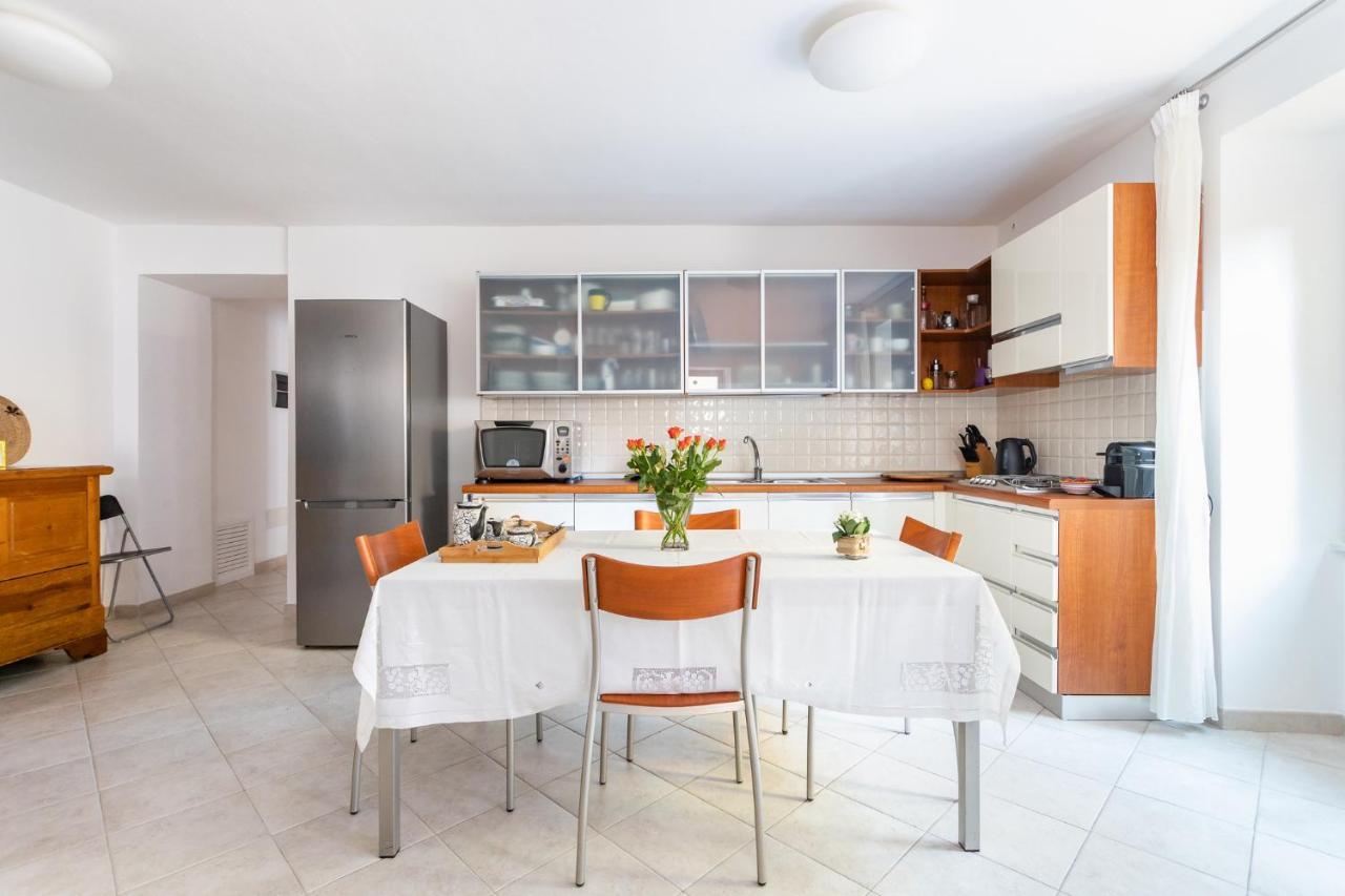 Spacious 3-Bedroom Apartment With Courtyard In Tempio Pausania - Perfect For Families エクステリア 写真