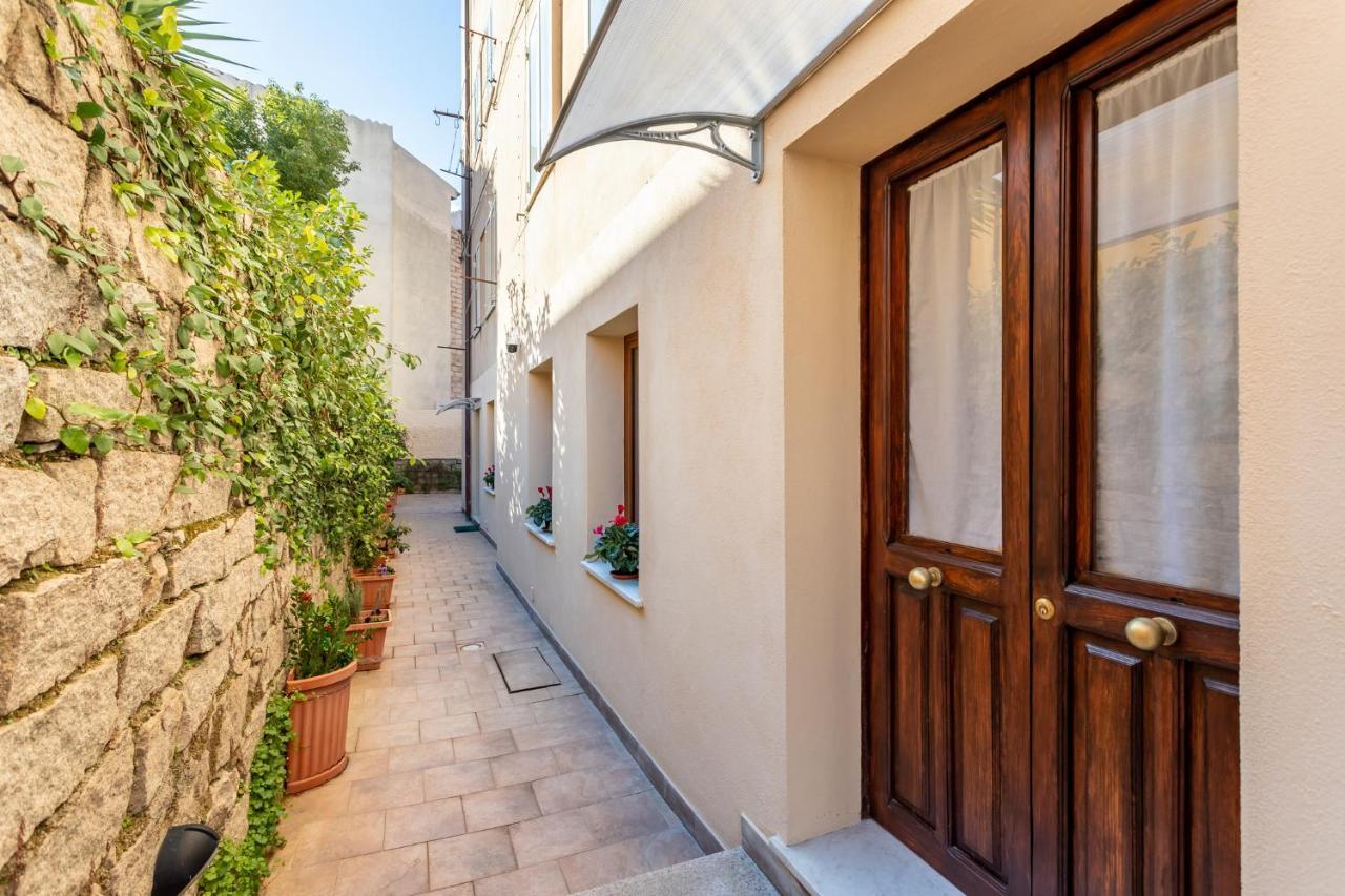 Spacious 3-Bedroom Apartment With Courtyard In Tempio Pausania - Perfect For Families エクステリア 写真