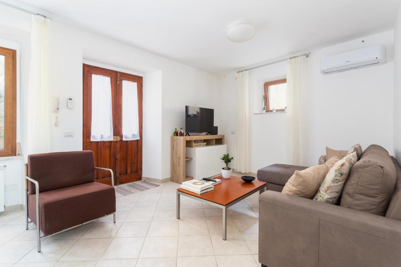 Spacious 3-Bedroom Apartment With Courtyard In Tempio Pausania - Perfect For Families エクステリア 写真