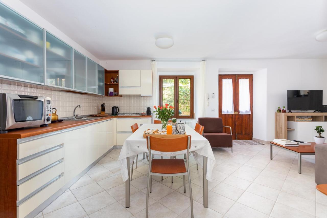 Spacious 3-Bedroom Apartment With Courtyard In Tempio Pausania - Perfect For Families エクステリア 写真